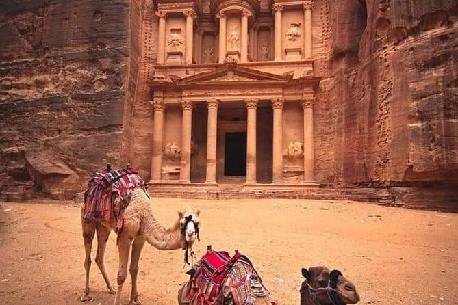3 Days in Jordan (Petra, Wadi rum and Dead sea) - Entering Petra Through the Siq