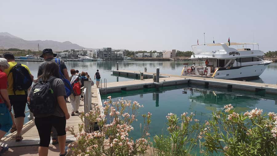 Aqaba: Red Sea Snorkeling Boat Trip with Buffet Lunch - How the crew and group size affect the day