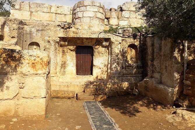 Exploring Shrines, Mosques, and Holy Landmarks Private Tour - Remembering Bilal bin Rabah