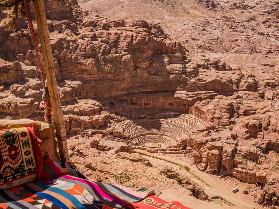 From Tel Aviv: Guided Day Trip to Petra with Lunch - Entering Petra through the Siq