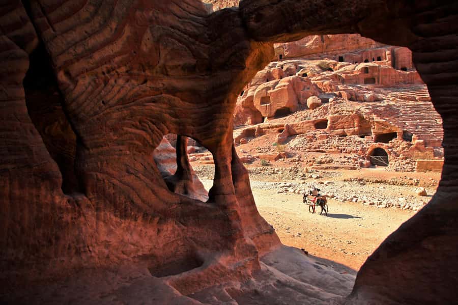 From Tel Aviv: Petra 1-Day Guided Tour with Transfers - Entering Petra through the Nabataean city