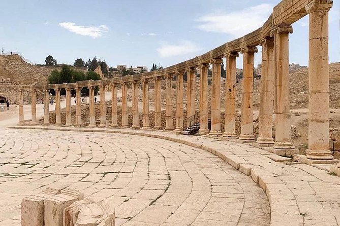 Half Day Tour to Jerash - Entering Jerash through the ancient gate