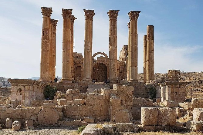 Half Day Tour to Jerash - Choosing the optional guide at Jerash