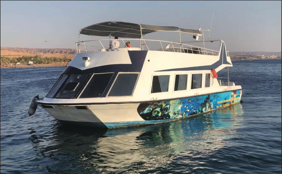 Private beach access with lunch and boat trip - The glass-bottom boat ride