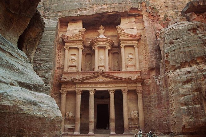Private Tour Petra with Monastery El Deir and lunch - Entering Petra through the Siq