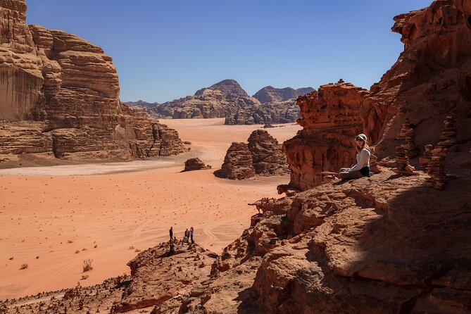 Wadi Rum: Explorer 5 Hour Jeep Tour PASS + Bedouin Tent + Meal - Red sand at Al Ramal and the Abu Khashaba sandboarding stop